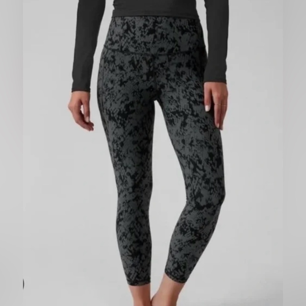 Athleta Salutation Stash Pocket 7/8 Legging